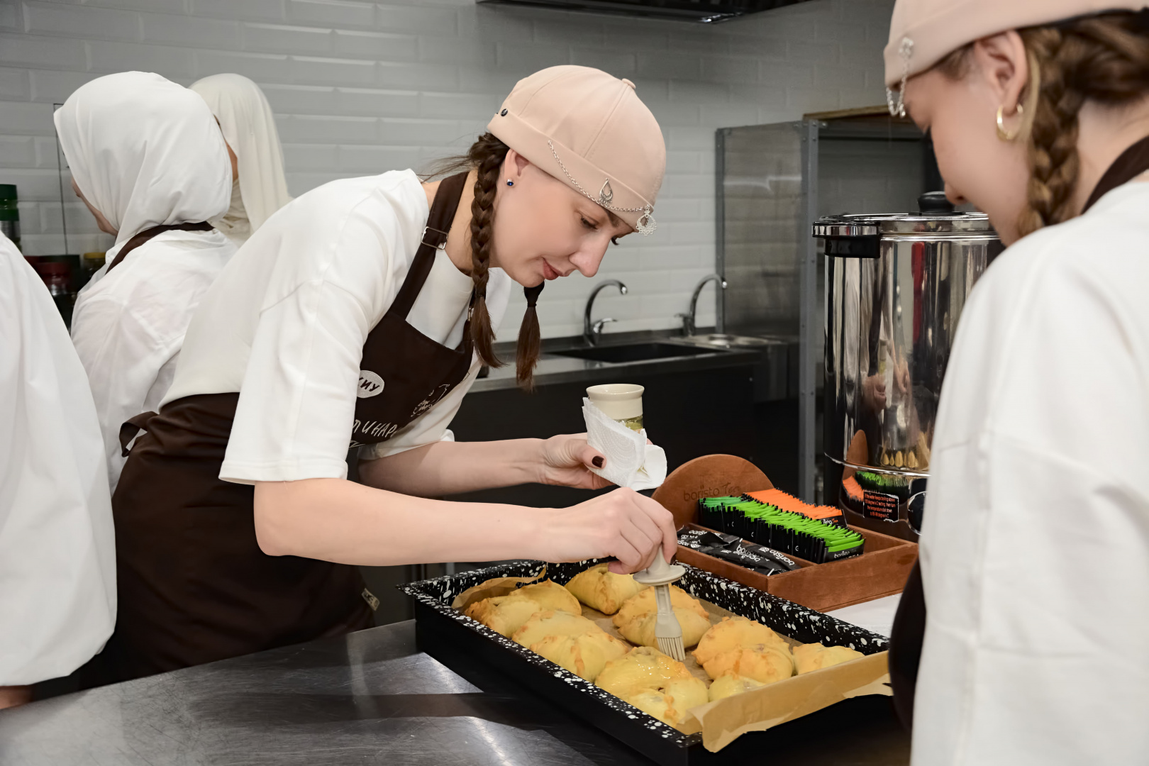 В студии национальной кулинарии имени Юнуса Ахметзянова КИУ прошёл кулинарный поединок «Готовим с мамой»