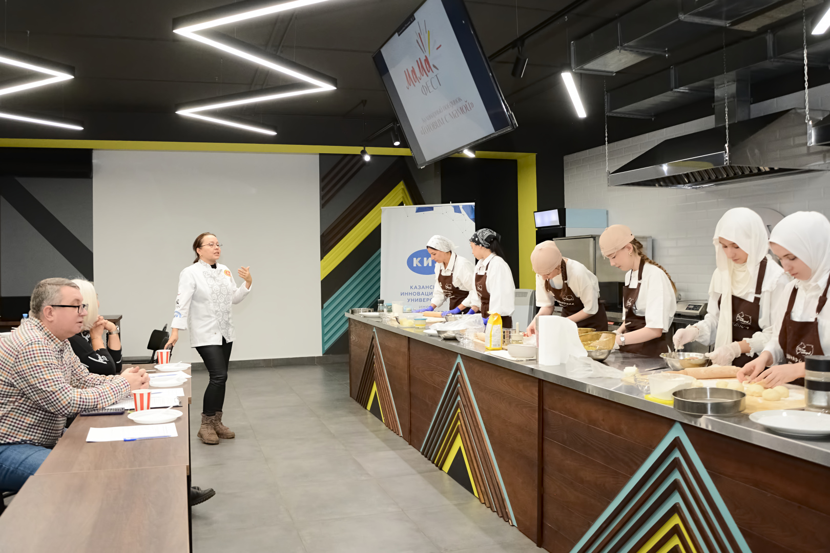 В студии национальной кулинарии имени Юнуса Ахметзянова КИУ прошёл кулинарный поединок «Готовим с мамой»