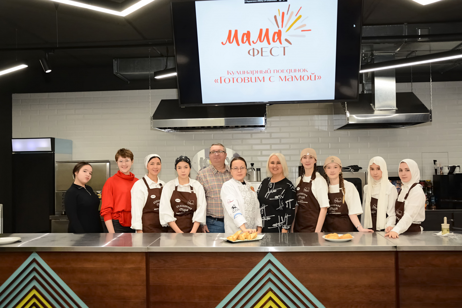В студии национальной кулинарии имени Юнуса Ахметзянова КИУ прошёл кулинарный поединок «Готовим с мамой»