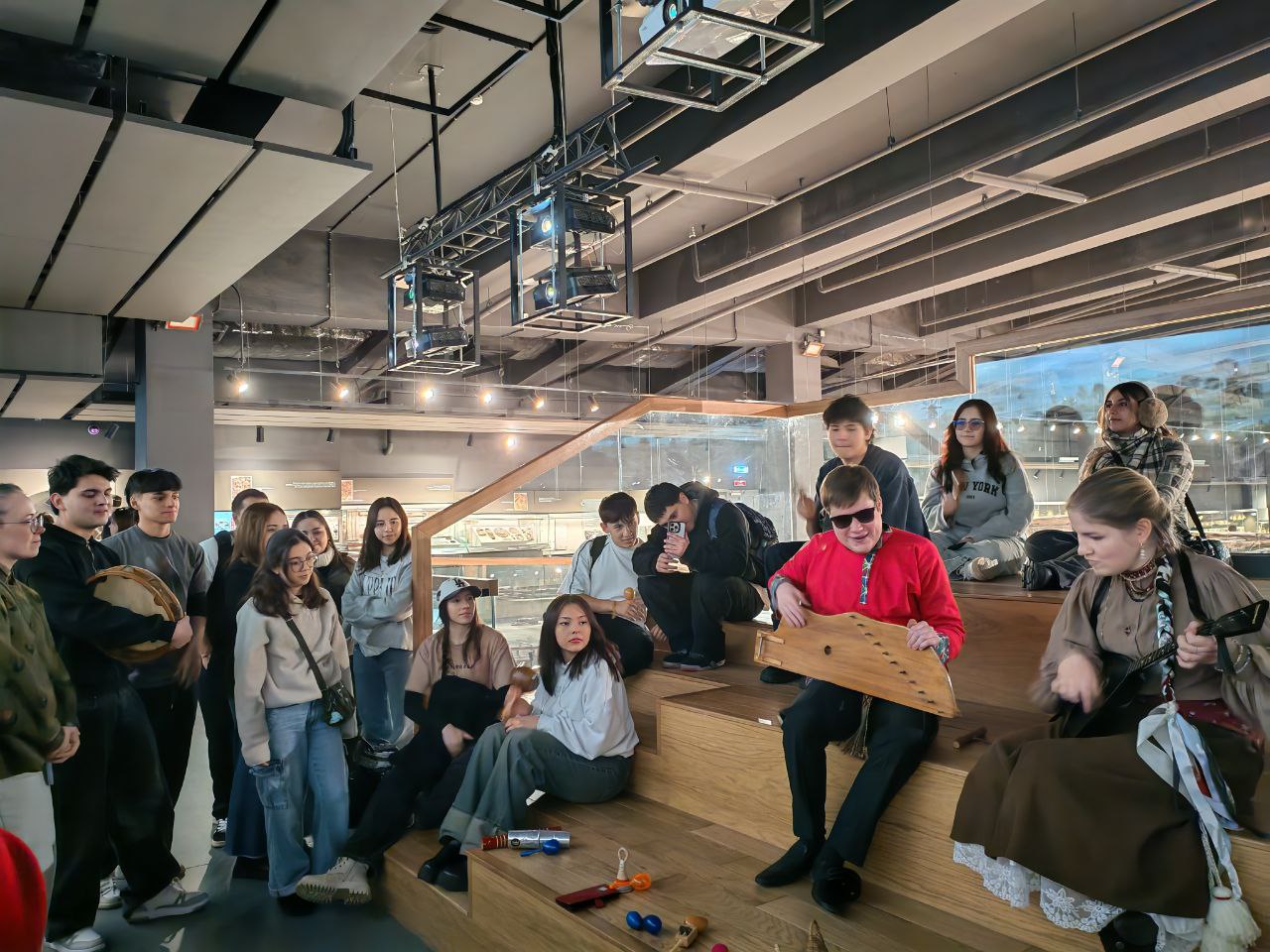 Иностранные студенты КИУ на мастер-классе по игре на гуслях Иностранные студенты КИУ на мастер-классе по игре на гуслях