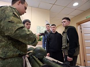 Патриотическое воспитание: в КИУ обсудили цифровую гигиену и показали образцы вооружения