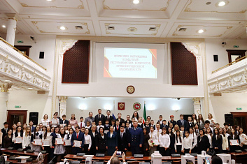 В Казанском Кремле наградили сотрудников и студентов КИУ